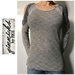 Gimmicks by BKE Gray Cold Shoulder Top Medium M